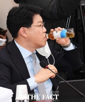 [TF포토] 장제원, '불편한 물 한모금'