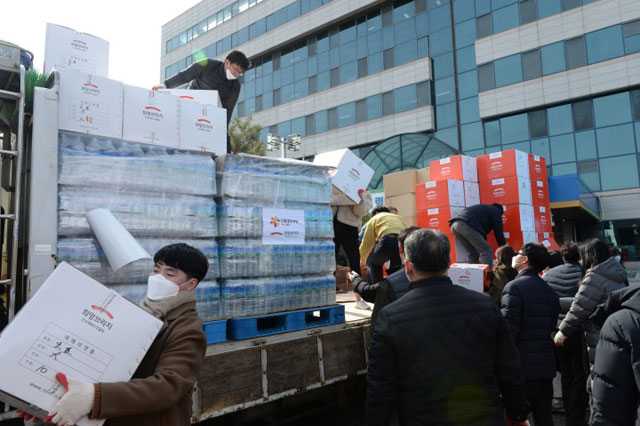 5일 네이버에 따르면 온라인 기부 플랫폼 해피빈을 통한 자발적 기부 모금액이 10억 원을 돌파했다. 사진은 네이버 해피빈을 통해 지원이 이뤄지고 있는 모습. /네이버 제공