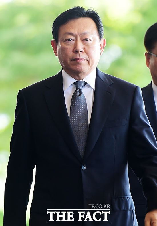 신동빈 롯데그룹 회장이 5일 일본 니혼게이자이신문(닛케이)과 진행한 인터뷰를 통해 대규모 구조조정을 포함한 향후 사업 방향을 설명했다. /더팩트 DB