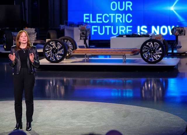 GM은 지난 4일(현지 시간) 미국 디트로이트 본사 디자인 돔에서 진행한 EV 위크에서 새롭게 개발한 얼티엄 배터리와 이를 동력원으로 하는 차세대 전기차 플랫폼을 공개했다. 메리 바라 GM 회장 겸 CEO가 차세대 전기차 플랫폼을 소개하는 모습 /한국지엠 제공