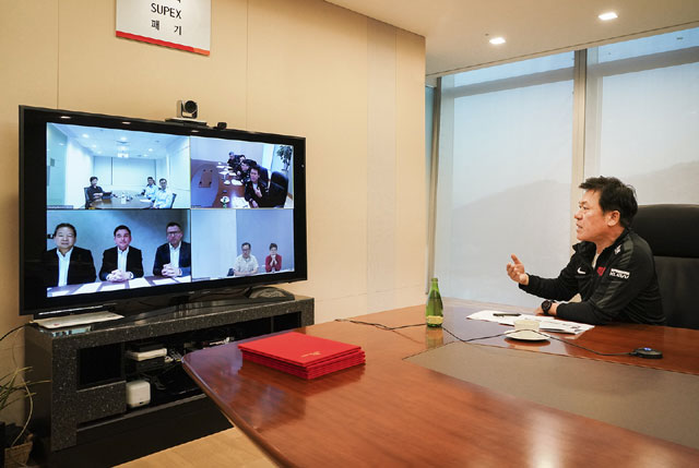 박정호 사장이 추아 쿵 싱텔그룹 CEO, 쏨차이 AIS CEO 등과 원격 화상회의를 통해 사업을 논의하고 있다. /SK텔레콤 제공