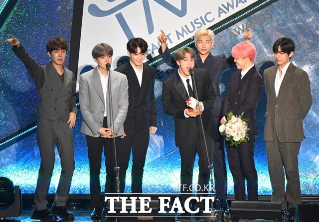방탄소년단이 영국 오피셜 앨범 차트에서 2주 연속 정상권에 머무르며 신기록 행진을 이어가고 있다. 사진은 지난해 제1회 더팩트 뮤직 어워즈 무대에 올라 팬들에게 감사를 전하는 방탄소년단. /이선화 기자