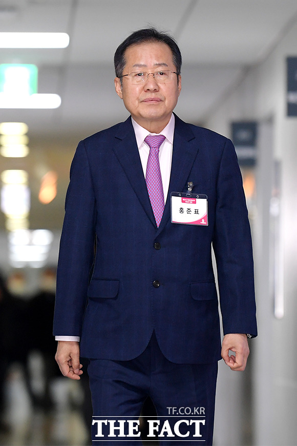 홍준표 전 자유한국당 대표가 8일 미래통합당의 경남 양산을 공천 심사를 불의와 협잡의 전형이라 평가하면서 무소속 출마를 예고했다. 홍 전 대표가 지난달 20일 국회 의원회관에서 열린 공천 면접에 참석하는 모습. /이선화 기자