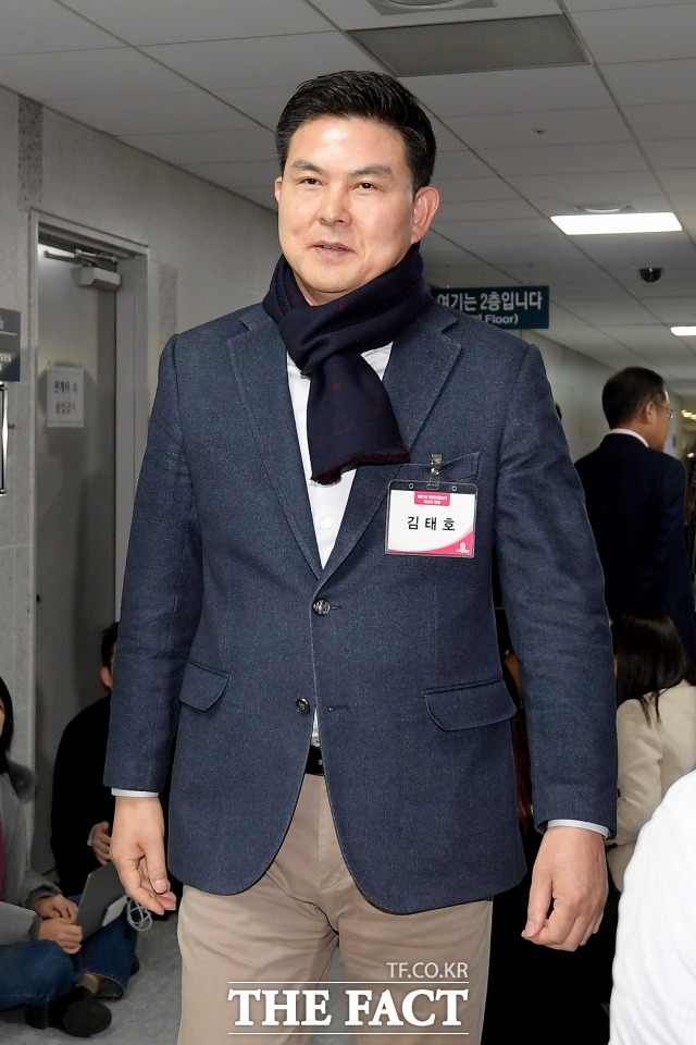 미래통합당 공천 심사에서 컷오프된 김태호 전 경남지사가 8일 무소속 출마를 선언했다. 김 전 지사가 지난달 20일 국회 의원회관에서 열린 통합당 공천 면접에 참석하는 모습. /이선화 기자