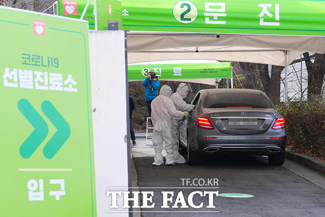 코로나19가 확산하는 가운데 3일 오전 서울 은평구 서울은평병원에 마련된 차량이동 선별진료소에서 의료진이 체온을 측정하고 있다. /이선화 기자