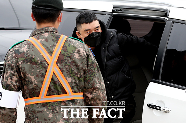 그룹 빅뱅의 전 멤버 승리가 9일 오후 강원 철원군 육군 6사단 신병교육대을 통해 입대했다. /철원=이선화 기자