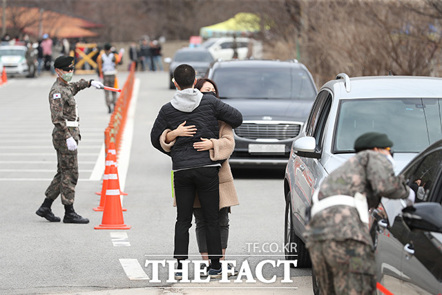 9일 오후 강원 철원군 육군 6사단 신병교육대에서 가족들이 입대자들을 배웅하고 있다. /이효균 기자