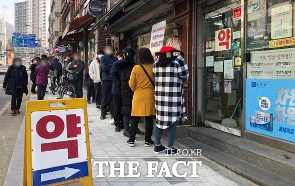 법무부가 9일 코로나19 확산을 막기 위해 감염법 위반자들을 엄중히 처벌하겠다고 밝혔다. 사진은 마스크 구입을 위해 이날 오전부터 경기도 안양시 소재 약국 앞에서 대기하고 있는 시민들 모습. /이진하 기자