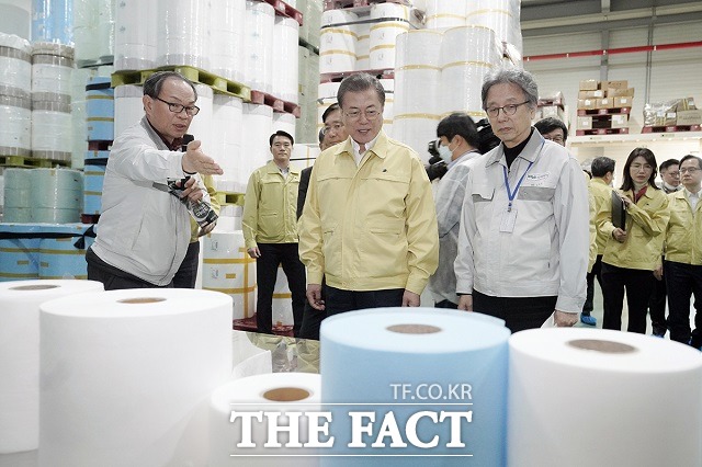 청와대는 9일 식약처 마스크 사용 권고사항에 따라 청와대 직원들을 대상으로 보건용 마스크 착용이 필요한 특별한 경우를 제외하고, 일반적으로 면 마스크 사용을 권장한다고 밝혔다. 지난 6일 경기도 평택의 마스크 제조공장인 우일씨앤텍을 방문했을 때 마스크를 벗고 대화하는 문재인 대통령. /청와대 제공