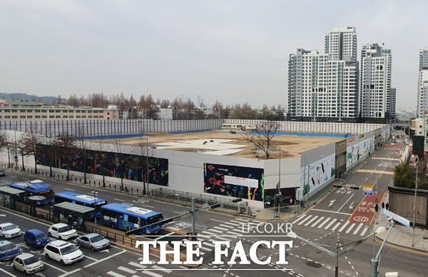 서울 서초구 반포동 신반포15차아파트 재건축 시공사 입찰에 삼성물산과 대림산업, 호반건설이 출사표를 던졌다. 사진은 철거가 완료된 신반포15차아파트 현장 /윤정원 기자