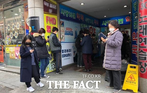 서울 서초구에 있는 한 약국의 경우 이날 낮 12시부터 마스크 판매가 시작됐지만, 오전 10시 30분부터 마스크를 사려는 사람들이 긴 행렬을 이뤘다. /이진하 기자