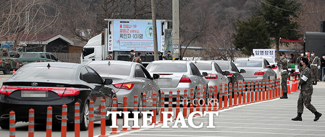 코로나19 확진자가 연일 증가하고 있는 가운데 9일 오후 강원 철원군 육군 6사단 신병교육대에서 군 관계자들이 입소 차량을 통제하고 있다. /철원=이선화 기자