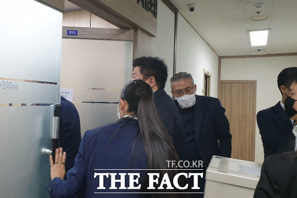 9일 오후 1시 35분께 대림산업 관계자가 조합사무실에 들어서는 모습 /윤정원 기자