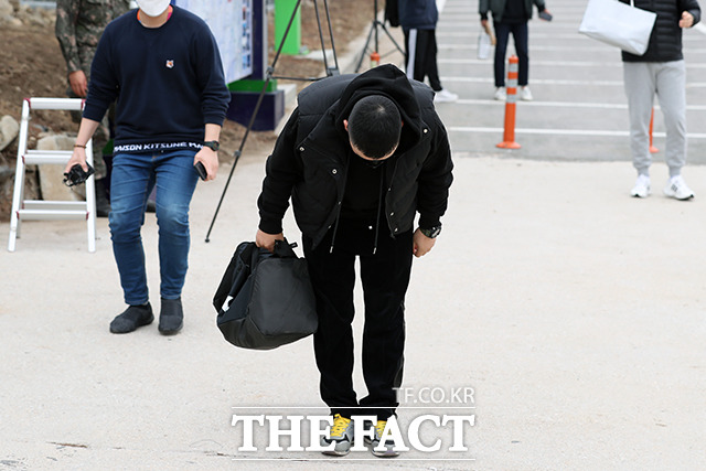 승리가 육군 6사단 신병교육대에 입소하기 앞서 취재진을 향해 인사하고 있다. /철원=이선화 기자