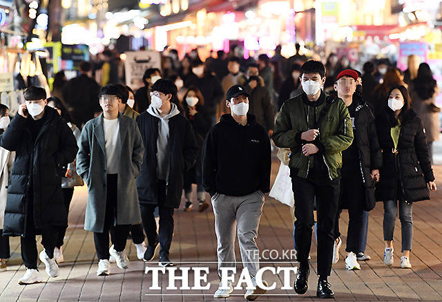 8일 밤 서울 홍대 입구역 인근 번화가가 젊은이들로 붐비는 모습을 보이고 있다.