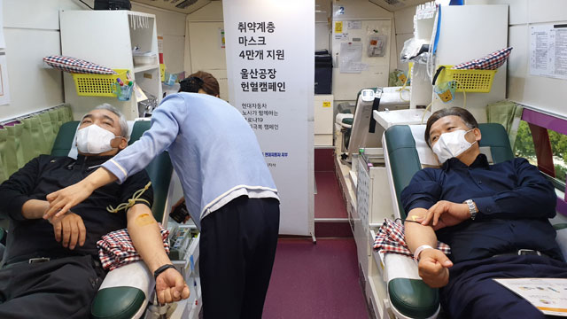 하언태 현대자동차 사장(오른쪽)과 배상윤 현대자동차 노조 수석부지부장이 9일 울산공장 홍보관에서 진행된 헌혈 캠페인에 동참하고 있다. /현대자동차 제공