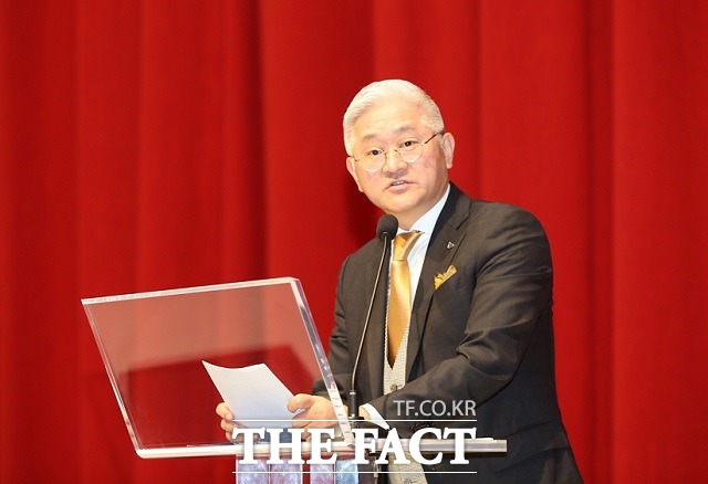 아모레퍼시픽그룹이 9일 코로나19 사태로 어려움을 겪는 파트너사들과 생산 협력사를 위해 대규모 지원책을 발표했다. 서경배 아모레퍼시픽그룹 회장 /아모레퍼시픽그룹 제공