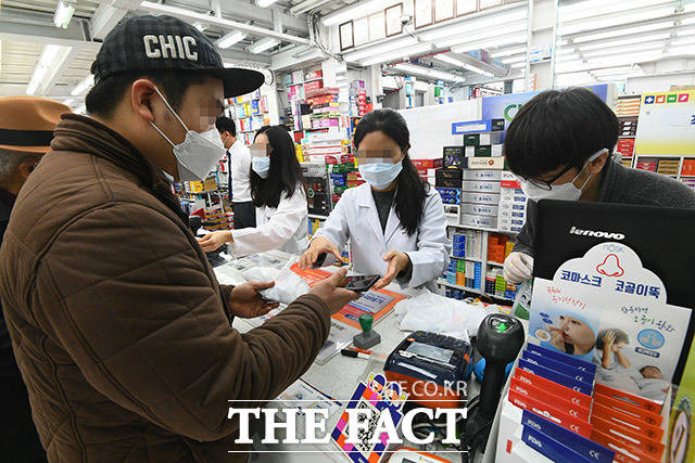 마스크 5부제가 시행된 9일 오후 서울 종로구 종로5가 인근의 약국에서 시민들이 신분증을 제시하며 마스크를 구매하고 있다. /이동률 기자