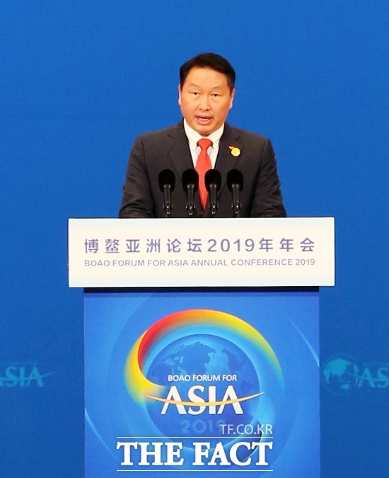 최태원 SK그룹 회장이 지난해 열린 보아오 포럼 개막식에서 연사로 나서 사회적 가치 창출을 위한 방법론을 제시하고 있다. /SK그룹 제공