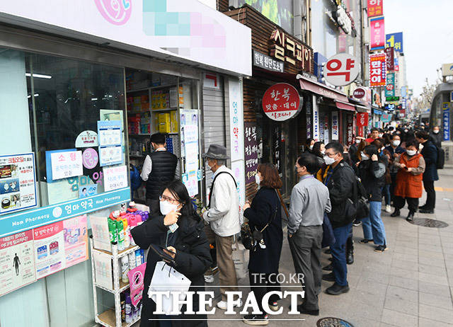 마스크 5부제가 시행된 9일 오후 서울 종로구 종로5가 인근의 약국에서 시민들이 공적마스크를 구매하기 위해 대기하고 있다./이동률 기자