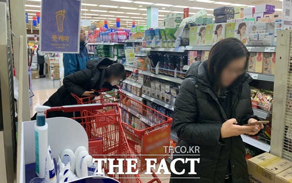 업계는 코로나19로 인한 소비 위축, 확진자 방문으로 인한 휴점이 2월 매출 감소에 영향을 줬다고 봤다. 사진은 지난 2월 코로나19 사태 이후 롯데마트 내부. /이민주 기자