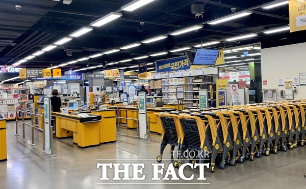 이마트는 설 연휴 시점 차이로 매출액이 감소했다고 설명했지만, 업계는 코로나19 확산이 매출 감소로 이어졌다는 분석이 나온다. 사진은 방역 후 문을 열었지만, 손님들의 발길이 끊긴 이마트 마포공덕점 모습. /이민주 기자