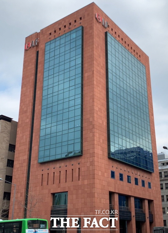 LF가 대구·경북 의료진에 기능성 티셔츠 1만장을 기부한다. 사진은 LF 본사 외관. /한예주 기자