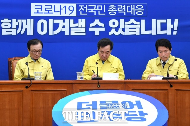 더불어민주당 싱크탱크 민주연구원이 최근 보고서에서 정의당의 비례연합정당 참석 여부 관련 시뮬레이션 결과를 보고한 것으로 알려졌다. 지난 2일 이해찬 더불어민주당 대표와 이낙연 민주당 코로나19 재난안전대책위원장, 이인영 원내대표(왼쪽부터). /남윤호 기자