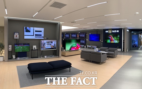 업계는 롯데하이마트 실적 부진이 매장 감축과 희망퇴직자 모집으로 이어졌다고 보고 있다. 사진은 롯데하이마트 메가스토어 잠실점 내부. /이민주 기자