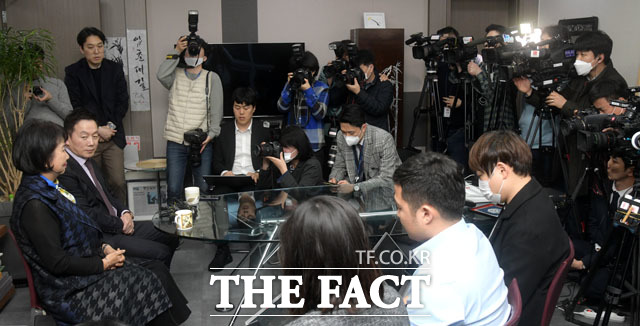 손혜원·정봉주 열린민주당 최고위원은 21대 총선 이후 열린민주당이 민주당과 통합할 가능성에 대해 선출된 비례 의원들이 결정할 문제라고 답했다. /남윤호 기자