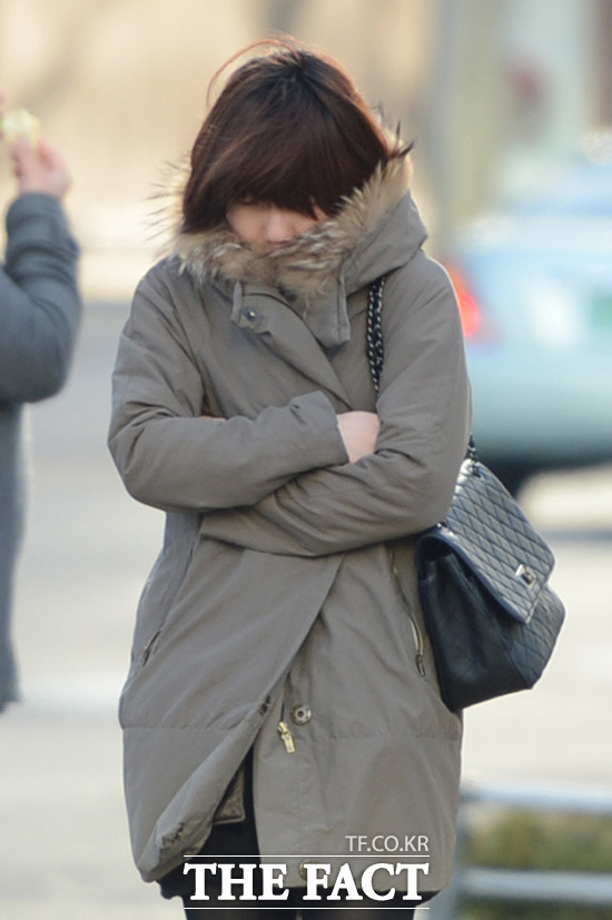 11일 출근길은 기온이 떨어져 춥겠지만, 미세먼지 농도는 대부분 지역에서 좋음이 예상된다. 출근길 한 시민이 꽃샘추위에 몸을 움츠리며 걷는 모습. / 더팩트DB