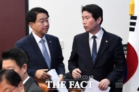 [TF포토] 대화 나누는 이인영-조정식