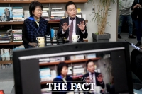 [TF포토] 유튜브 공개 방송하는 정봉주