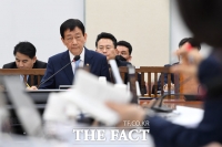 [TF포토] 진영, 행안위 전체회의 출석