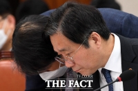 [TF포토] 회의 앞둔 성윤모 장관