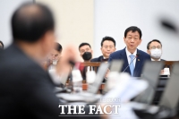 [TF포토] 질의 경청하는 진영 장관