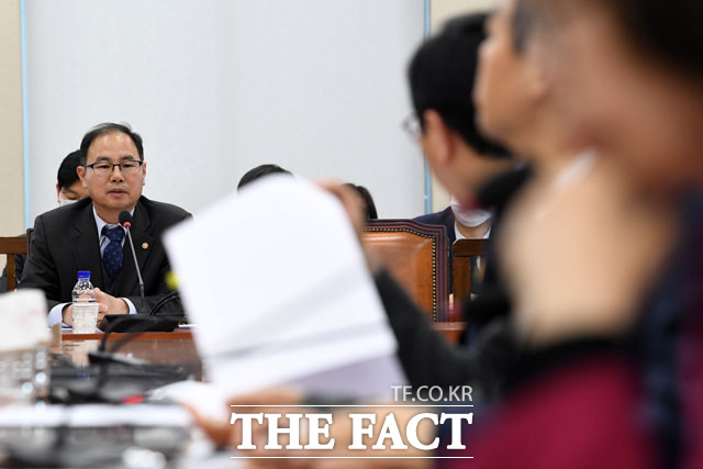 이날 자가격리자의 드라이브 스루 투표 방식이 제안되기도 했지만 선관위는 현실적으로 어렵다고 호소했다. /남윤호 기자