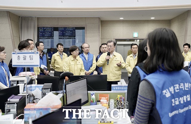 문재인 대통령이 11일 충북 청주시 질병관리본부 긴급상황실을 방문해 코로나19 대응 최일선에서 싸우고 있는 직원들을 격려하고 있다. 이날 문 대통령은 직원들에게 갈비찜이 포함된 한식을 특식으로 제공했다. /청와대 제공