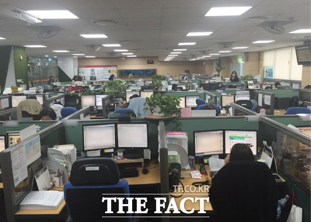 금융당국이 코로나19 집단감염 예방을 위해 실태 조사에 착수했다. /더팩트 DB