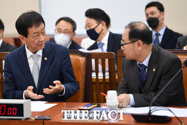 행정안전위원회 전체회의에 출석한 진영 장관(왼쪽)과 박영수 중앙선관위 사무총장
