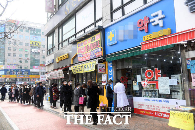 이날(11일)부터 공적 마스크 판매처와 수량 등을 실시간으로 알려주는 앱 서비스가 시작됐다. /남윤호 기자