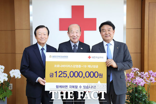 대한주택건설협회는 11일 대한적십자사에 코로나19 지원 성금 1억2500만 원을 전달했다. 박재홍 협회장(오른쪽)은 코로나19 방역 최전선에서 혼신의 노력을 다하고 계신 의료진과 공무원분들께 감사드리며, 어려움을 겪고 있는 국민들이 희망과 용기를 잃지 않고 위기상황을 슬기롭게 이겨내 빠른 시일 내에 일상으로 돌아가길 간절히 기원한다고 말했다. /대한주택건설협회 제공