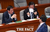 [TF사진관] 성윤모 산업통상자원부 장관, '힘겨운 마스크와의 사투!'