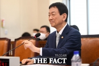 [TF포토] 추경 통과에 미소짓는 진영