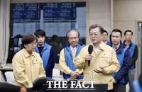  文대통령, 질본 '깜짝' 방문…'세계가 인정하는 성과'