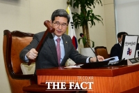 [TF포토] 의사봉 두드리는 김학용 환노위원장