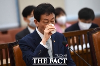 [TF포토] 물 마시는 진영 장관