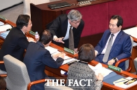 [TF포토] 장관들과 대화하는 정세균 국무총리