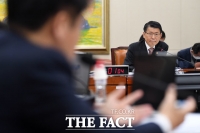 [TF포토] 정무위원회 출석한 은성수