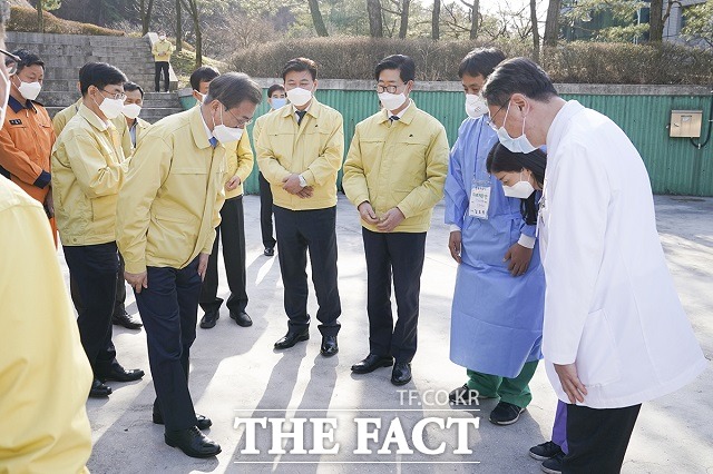 문재인 대통령이 12일 오후 충남 천안에 위치한 충남대구1 생활치료센터에서 관계자들에게 허리를 숙여 인사하고 있다. /청와대 제공